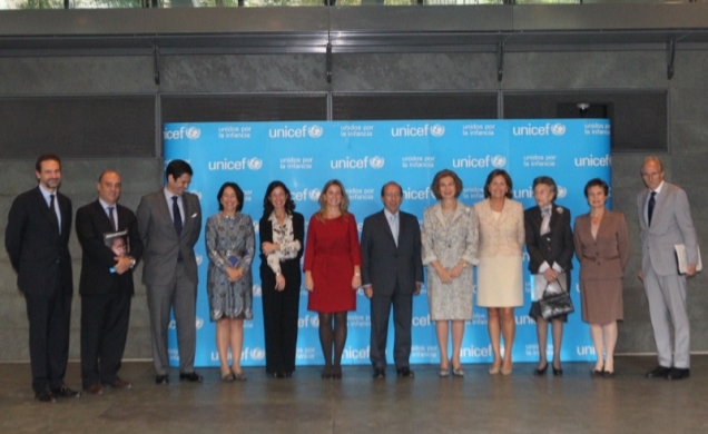 Su Majestad la Reina con las autoridades y ponentes en el acto